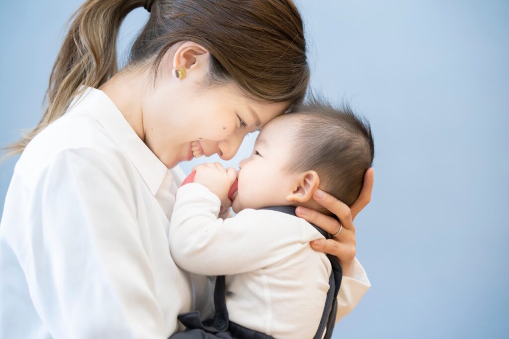 赤ちゃんの舌小帯短縮症は早めに切るべき？母乳育児との関係について