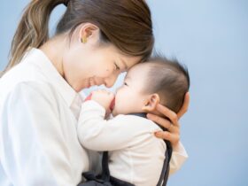 赤ちゃんの舌小帯短縮症は早めに切るべき？母乳育児との関係について
