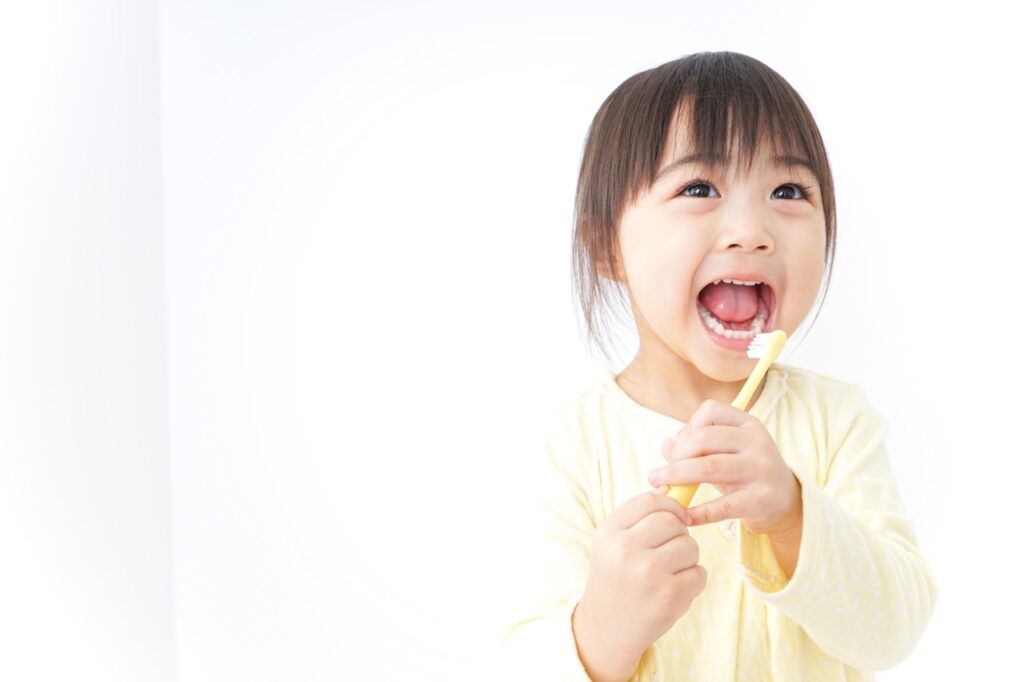 乳歯の虫歯は治療が必要？親が知っておきたい永久歯への影響などを解説