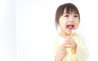 乳歯の虫歯は治療が必要？親が知っておきたい永久歯への影響などを解説